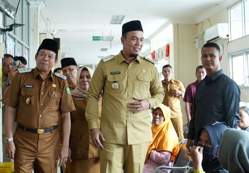 Bupati Inhu  Ade Agus Hartanto SSos MSi didampingi Wabup Hendrizal saat berdialog dengan pasien di ruang tunggu Poli RSUD Indrasari, Rengat, Senin (3/3/2025)