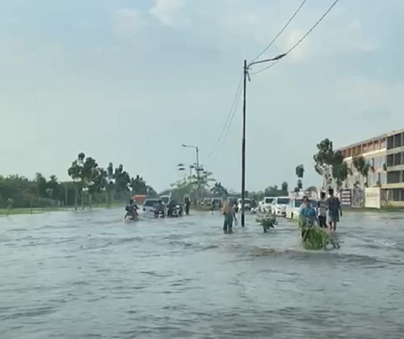 Banjir di Jalan Sudirman ujung, tepatnya setelah Jembatan Siak IV, Selasa (4/3/2025).