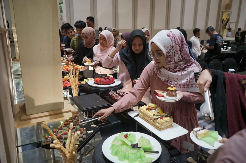 Suasana pengunjung saat berbuka puasa di Ballroom Lantai 7 Hotel Novotel Pekanbaru, Senin (3/3/2025).