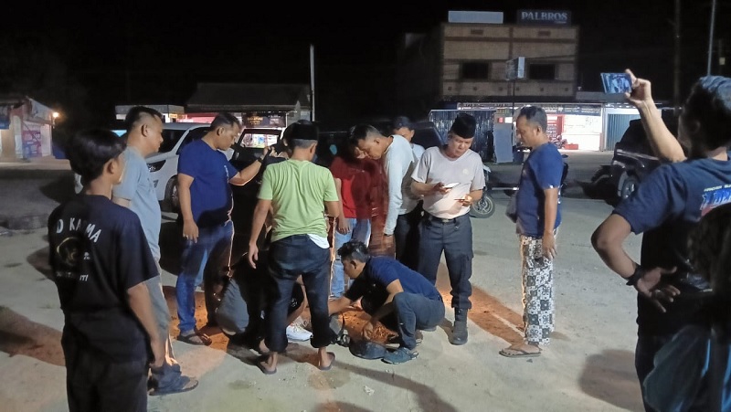 Tim Polsek Rengat Barat saat mengamankan terduga pelaku KO di Jalan Lintas Timur Kelurahan Pematang Reba, Selasa (4/3/2025).