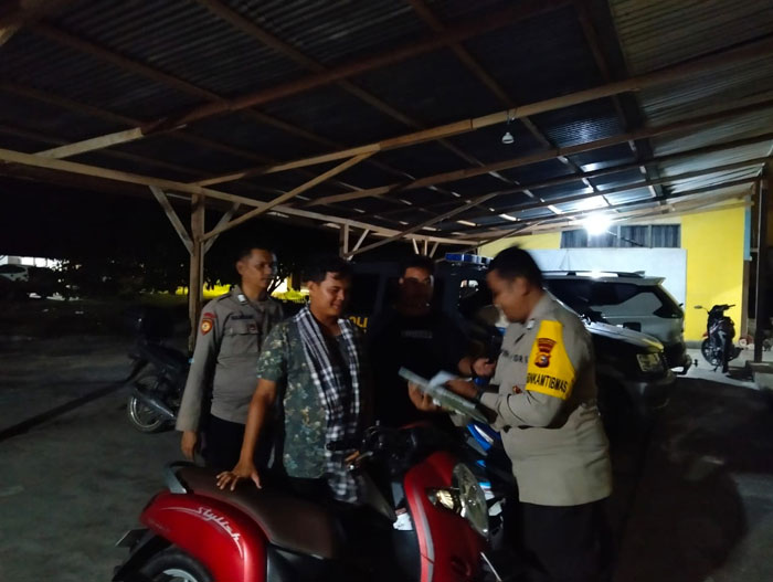 Polsek Kampar menyediakan tempat penitipan kendaraan bermotor bagi masyarakat yang terdampak bencana banjir, Senin (3/3/2025).