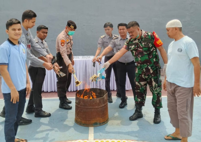 Sejumlah barang yang ditemukan oleh tim gabungan ketika melakukan razia di blok hunian Rutan Kelas II B Dumai dimusnahkan.