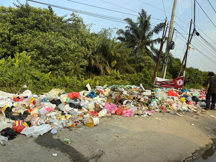 Sampah menumpuk berhari-hari tak diangkut di Jalan Gulama, Kecamatan Marpoyan Damai Pekanbaru, Selasa (4/3/2025).