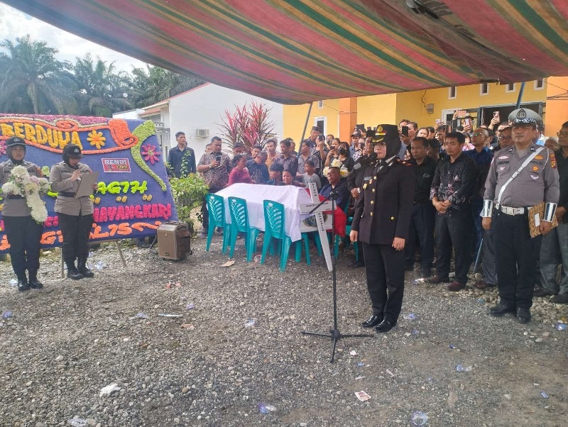Kapolsek Pinggir Kompol Nursyafniati pimpin upacara pemakaman Bripda Ryan di TPU Tengganau, Jalan Lintas Sumatera Duri&ndash;Pekanbaru, Kecamatan Pinggir, Kabupaten Bengkalis.
