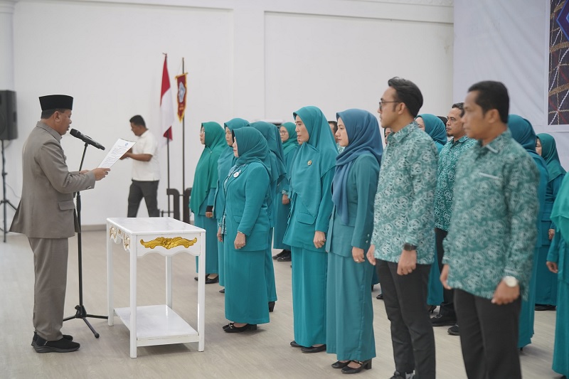 Bupati Kuansing Dr H Suhardiman Amby MM mengukuhkan dan melantik penguru TP PKK Kuansing 2025-2030  di Pendopo Rumah Dinas Jabatan, Senin (3/3/2025) sore.