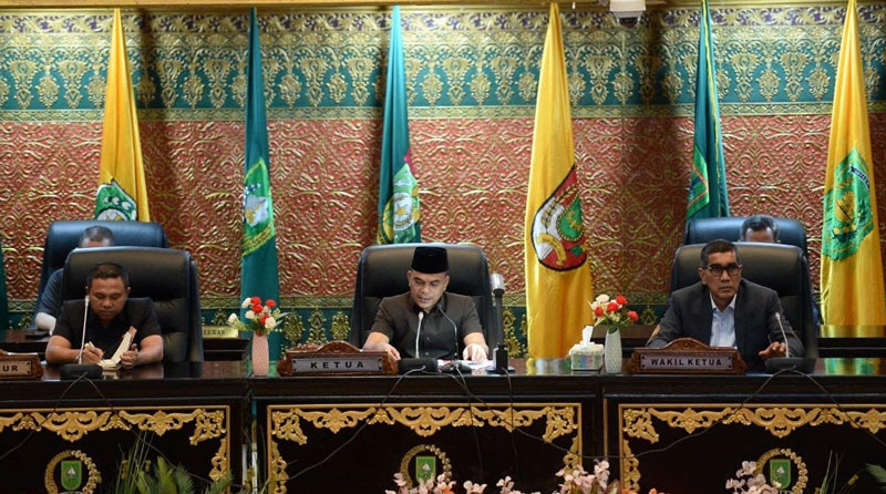 Ketua DPRD Riau Kaderismanto didampingi Wakil Ketua DPRD Riau Parisman Ihwan saat memimpin rapat paripurna pengumuman masa reses yang dihadiri Gubernur Riau.