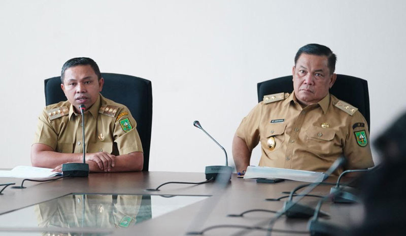 Gubernur Riau Abdul Wahid dan Wakil Gubernur Riau SF Hariyanto saat melakukan rapat di Kantor Dinas Pekerjaan Umum dan Penataan Ruang Riau, Jalan SM Amin, Pekanbaru.