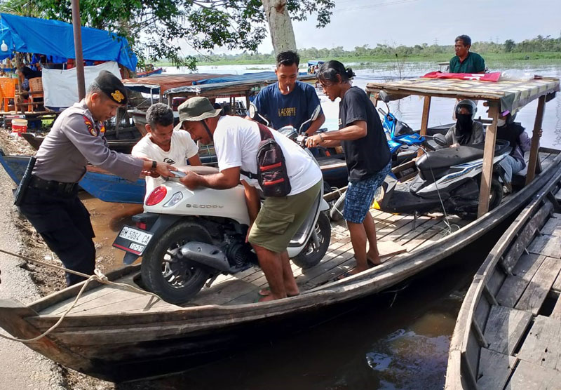 Sejumlah warga harus memanfaatkan jasa penyeberangan pompong di Jalan Pemda Koridor RAPP Desa Rantau Baru, Kecamatan Pangkalankerinci, menuju Langgam.