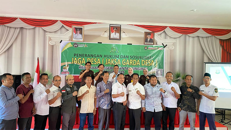 Camat Sentajo Raya Hevi H Antoni bersama pihak Kejari Kuansing dan Kepala Desa se Kecamatan Sentajo Raya usai sosialisasi program Jaksa Jaga Desa, Rabu (5/3/2025).