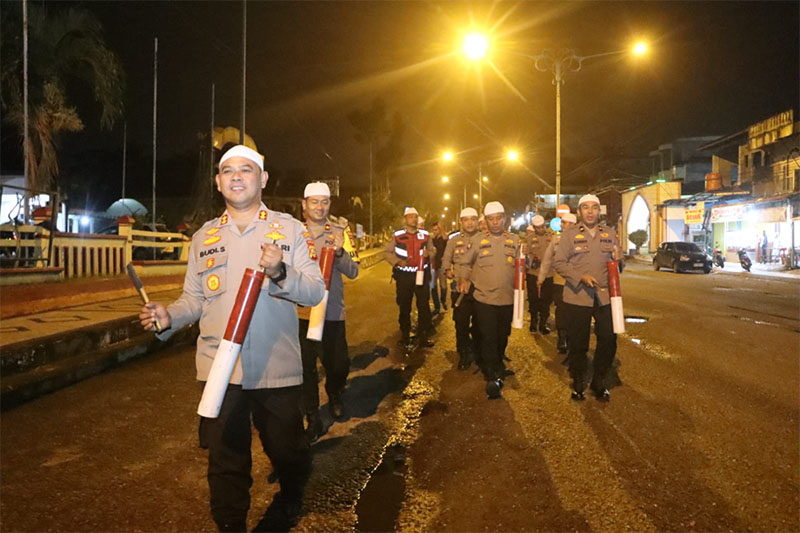 Kapolres Rohul AKBP Budi Setiyono SIK MH pimpin patroli Kamtibmas Ramadan dan bangunkan warga sahur di Kelurahan Pasirpengaraian, Rabu (5/3/2025).