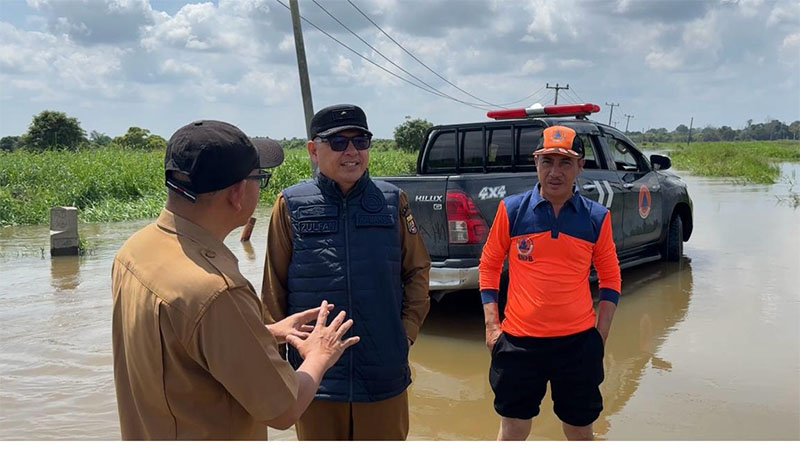 Kalaksa BPBD Pelalawan, Zulfan meninjau kondisi banjir di Jalan Koridor RAPP Km 23 Desa Rantau Baru Kecamatan Pangkalan Kerinci menuju Kelurahan Langgam Kecamatan Langgam, Rabu (5/3/2025) siang.