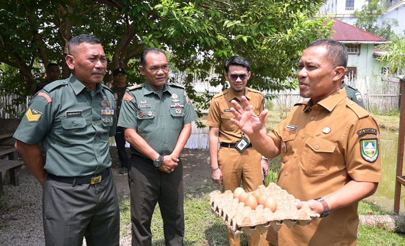 Danramil 01/Bengkalis Kapten Arm Yogi Sudarso menunjukkan hasil produksi telur ayam binaan Demplotnya di Jalan Pahlawan,  Bengkalis.