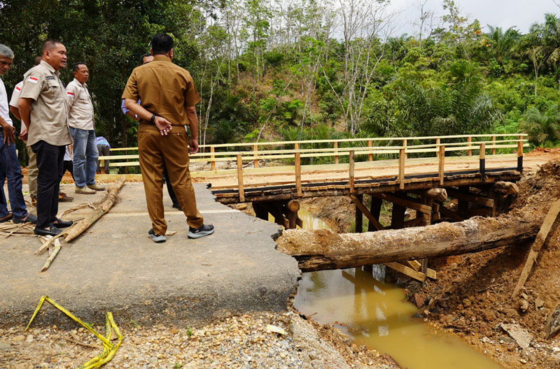 Bupati Kuansing Dr H Suhardiman Amby MM bersama Kadis PUPR Zulkarnain meninjau jembatan darurat Desa Sigaruntang-Desa Koto Inuman, Selasa (4/3/2025).