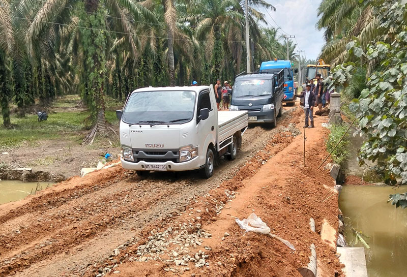 Sejumlah kendaraan roda empat dan roda enam melewati jalur alternatif Pasirpengaraian-Ujungbatu, Selasa (4/3/2025).