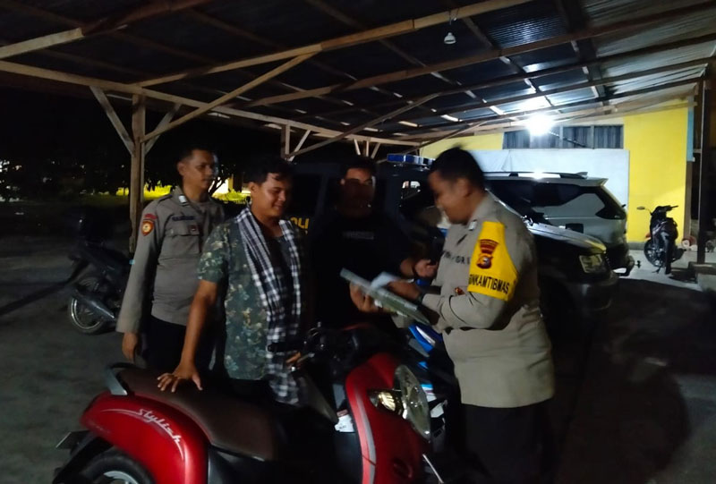 Warga yang terdampak banjir menitipkan kendaraan di Mapolsek Kampar, Senin (3/3/2025) malam.