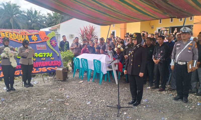 Kapolsek Pinggir pimpin upacara pemakaman Bripda Ryan di TPU Tengganau, Jalan Lintas Sumatera Duri&ndash;Pekanbaru, Kecamatan Pinggir, Bengkalis.