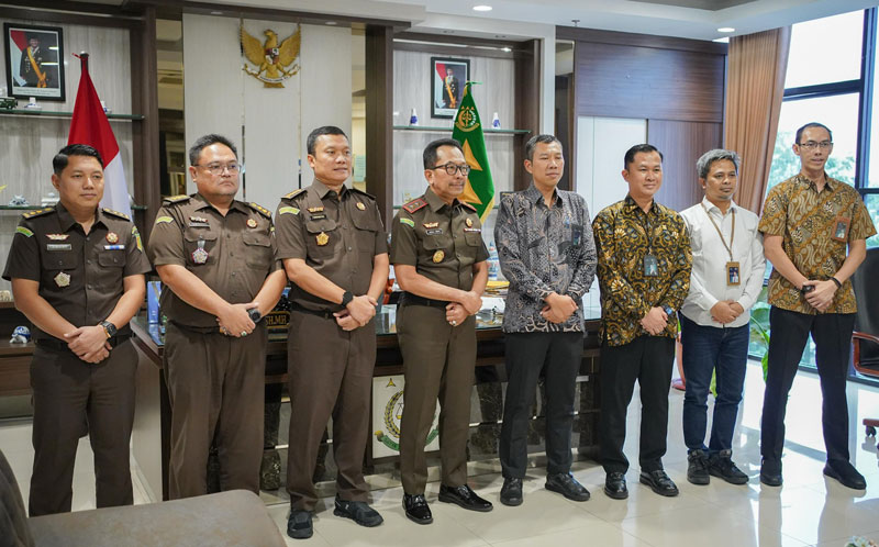 Tim Kejati Riau foto bersama dengan tim PLN UIP Sumbagteng.