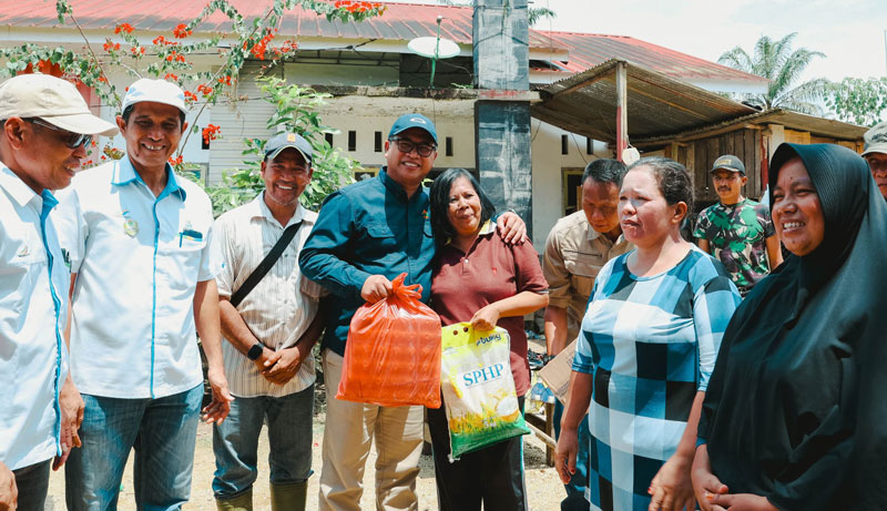 SEVP Business Support PTPN IV Regional III Bambang Budi Santoso saat meninjau lokasi Perumahan Afdeling I Kebun Sungai Batu Langkah yang sebelumnya terendam banjir hingga 3 meter.