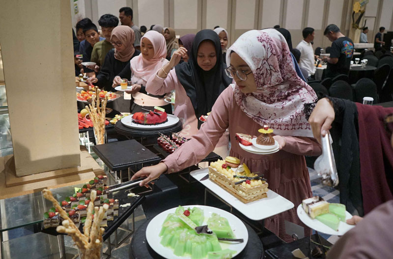 Suasana pengunjung saat berbuka puasa di Ballroom Lantai 7 Hotel Novotel Pekanbaru, Senin (3/3/2025).