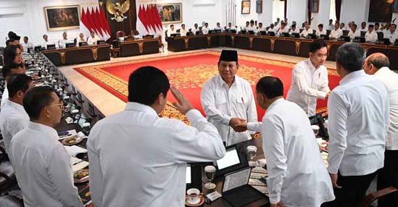 Presiden Prabowo Subianto menyalami para menteri sebelum rapat terbatas (ratas) yang berisi taklimat Presiden, Selasa (4/3/2025).