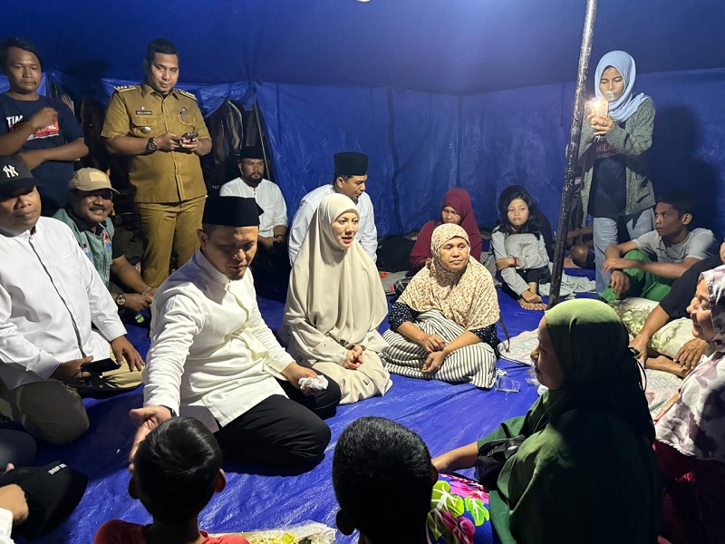 Wali Kota Pekanbaru Agung Nugroho saat meninjau korban banjir yang berada ditenda pengungsian.