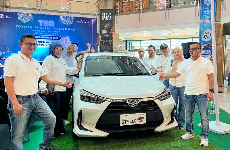 Jajaran pimpinan dan manajemen Agung Toyota Riau berfoto bersama saat peluncuran New Agya Stylix di Mal SKA Pekanbaru,  Rabu (5/3/2025).