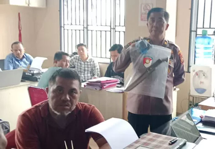 Kasi Humas Polres Kuansing Iptu Aman Sembiring memperlihatkan barang bukti pisau yang digunakan tersangka EA (kiri) untuk menghabisi istrinya Juniwarti.
