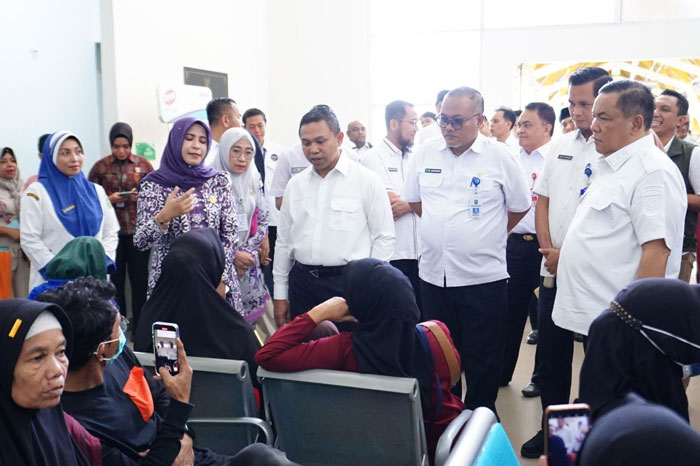 Gubri Abdul Wahid dan Wagubri SF Hariyanto saat melakukan kunjungan ke RSUD Arifin Achmad, Rabu (5/3/2025).