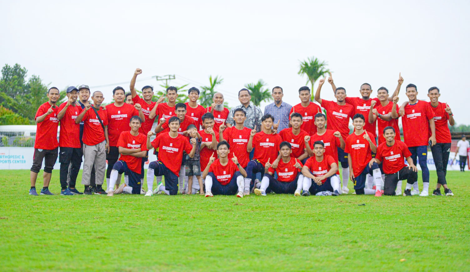 Pemain dan tim pelatih Wahana FC foto bersama Presiden Klub Henricus Aryo Triyoga usai menjuarai Liga 4 Zona Riau 2024-2025, Kamis (27/2/2025).
