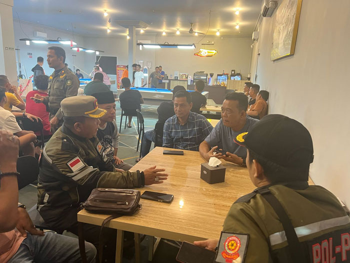Rumah Biliar, Jalan Imam Bonjol, Selatpanjang, ketika didatangi Satuan Polisi Pamong Praja (Satpol PP) Kepulauan Meranti, setelah abaikan teguran jam operasional, Rabu (5/3/2025) malam.