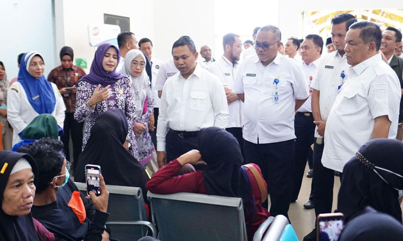Gubernur Riau Abdul Wahid bersama Wakil Gubernur Riau SF Hariyanto melakukan kunjungan ke RSUD Arifin Achmad, Pekanbaru, Rabu (5/3/2025).