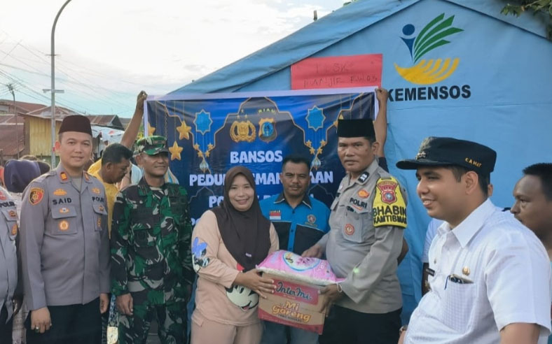 Penyaluran bantuan sembako di posko pengungsian banjir di Jalan Nelayan, RW 03, Kelurahan Sri Meranti Pandak, Rabu (5/3/2025).