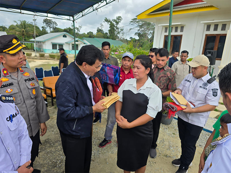 Direktur PT NWR Muller Tampubolon menyalurkan bantuan kepada ahli waris korban kecelakaan maut Sungai Segati, Rabu (5/3/2025).