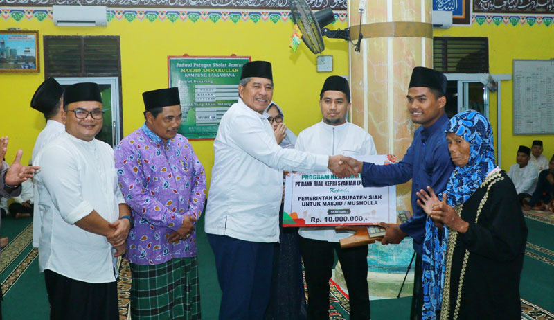 Bupati Siak Alfedri berbagi dalam Safari Ramadan yang digelar di Masjid Amarullah, Kampung Laksamana, Kecamatan Sabak Auh, Selasa (4/3/2025).