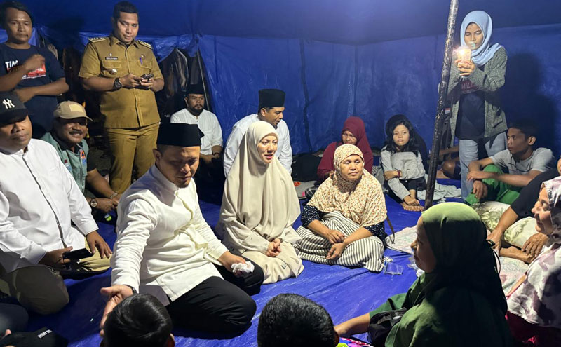 Wako Pekanbaru Agung Nugroho bersama Ketua TP PKK Pekanbaru Sulastri berdialog dengan korban banjir yang mengungsi ke tenda pengungsian di Kecamatan Rumbai, Selasa (4/3/2025) malam.