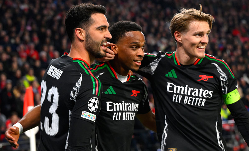 Para pemain Arsenal merayakan gol saat berha&shy;dapan dengan PSV Eindhoven pada leg pertama babak 16 besar Liga Champions di Stadion  Phillips, Eindhoven, Rabu (5/3/2025).