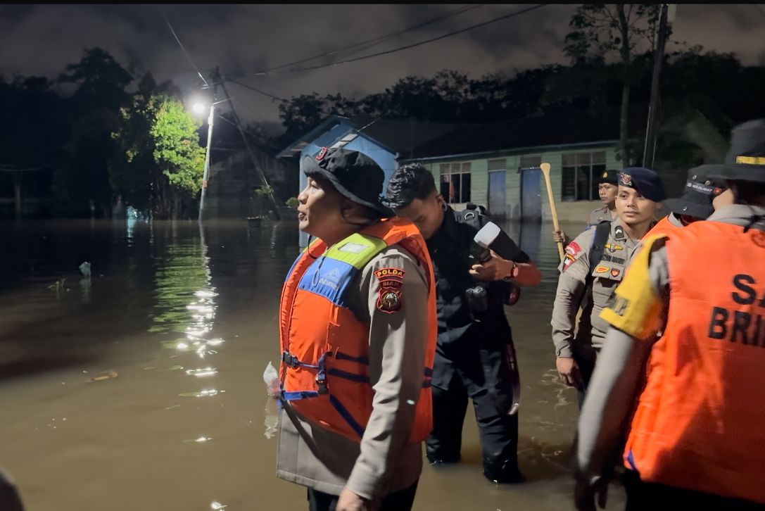 Wakapolda Riau Brigjen Pol Andrianto Jossy Kusumo saat meninjau lokasi banjir di Kelurahan Meranti Pandak, Pekanbari, Kamis (6/3/2025) dini hari.