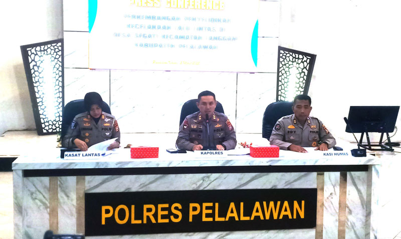 Kapolres Pelalawan AKBP Afrizal Asri SIK didampingi Kasat Lantas AKP Enggarani Laufria SIK dan Kasi Humas AKP Edy Harianto memimpin konferensi pers.