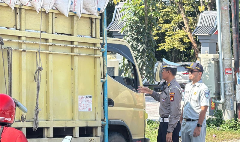 Petugas Ditlantas Polda Riau dan Dinas Perhubungan Provinsi Riau menertibkan salah satu kendaraan di Jalan HR Soebrantas, Pekanbaru, Rabu (5/3/2025).