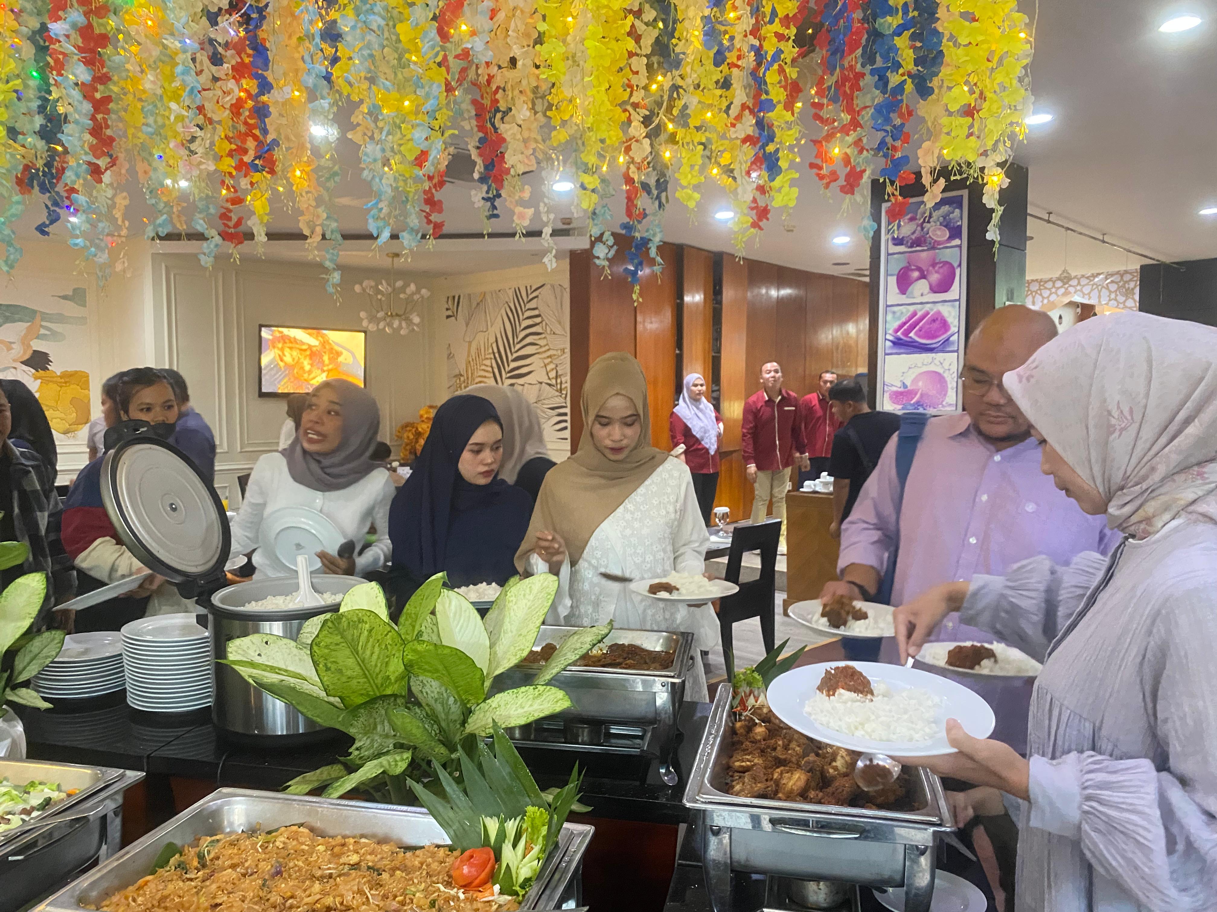 Pengunjung menikmati berbagai menu yang disajikan oleh Grand Suka Hotel pada Rabu (5/3/2025).