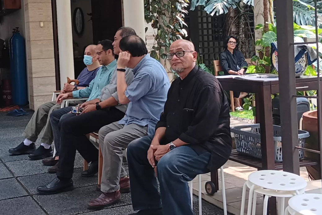 Nadiem Makarim (dua dari kiri) hadir di rumah duka Fikri Jufri, Salah Satu Pendiri Majalah Tempo dan Pemegang Saham Jawa Pos di Jakarta, Kamis (6/3/2025).