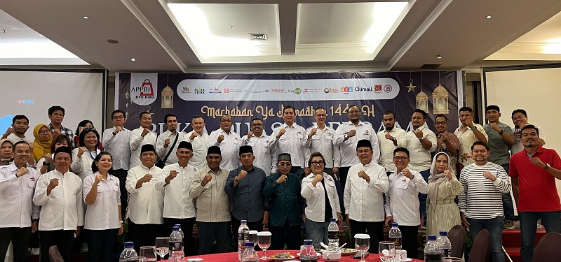 APPBI DPD Riau berfoto bersama tamu undangan yang terdiri dari perwakilan Pemko Pekanbaru, Pimpinan Media Riau dan undangan lainnya usai buka puasa bersama di Grand Jatra Hotel Pekanbaru, Rabu (5/3).