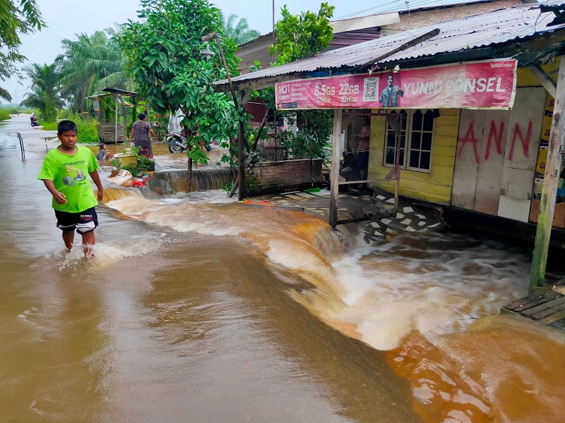 Kondisi banjir yang menggenangi kawasan permukiman warga di Jalan Nelayan Kecamatan Rumbai Pekanbaru, Kamis (6/3/2025).