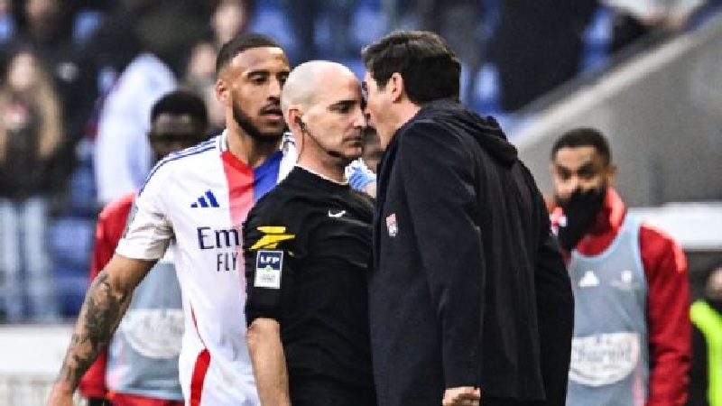 Paulo Fonseca berhadapan dengan wasit Beno&icirc;t Millot setelah dikeluarkan dari lapangan pada pertandingan Ligue 1 pada hari Ahad.
