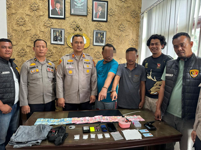 Kapolsek Pujud AKP Boy Setiawan (tengah) bersama personil Unit Reskrim, perlihatkan sejumlah barang bukti kasus narkoba dengan dua tersangka yang diamankan dari Kepenghuluan Sei Tapah, Pujud.