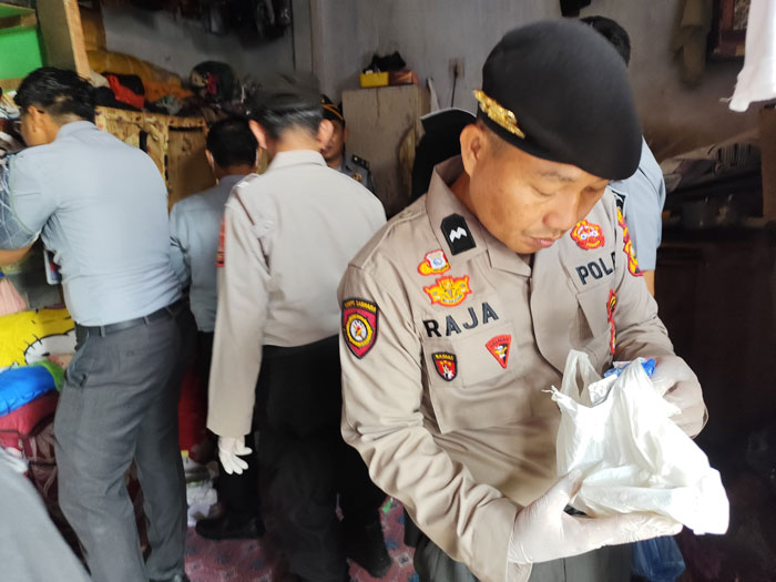 Petugas keamanan Rutan Rengat bersama Personel Polsek Rengat Barat saat melakukan razia kamar hunian WBP, Selasa (4/3/2025).