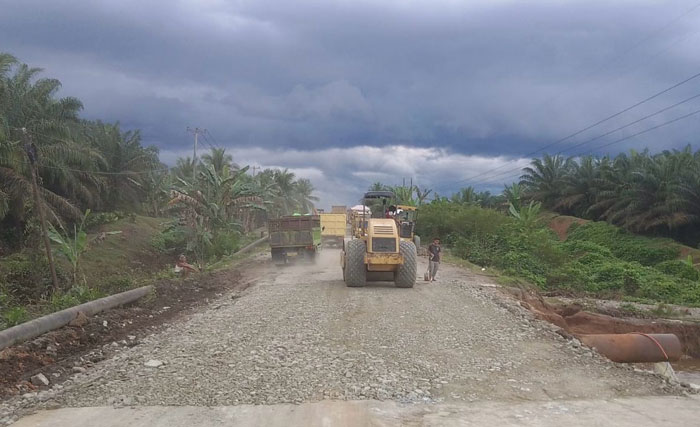 Proses perbaikan jalan oleh UPT V Dinas PUPR PKPP Riau di ruas jalan Tapung-Talang Danto, Kampar, Kamis (6/3/2025).