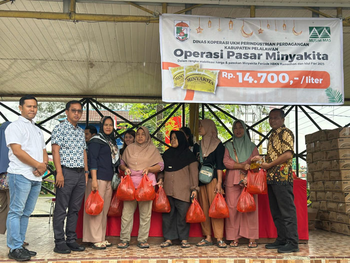 GM PT Musim Mas Jerry Liu ( 2 dari kiri) didampingi Humas, Malinton Purba pantau pasar murah yang digelar Diskop-UKM Perindag Pelalawan di kantor Lurah Sorek Satu Kecamatan Pangkalan Kuras, Kamis