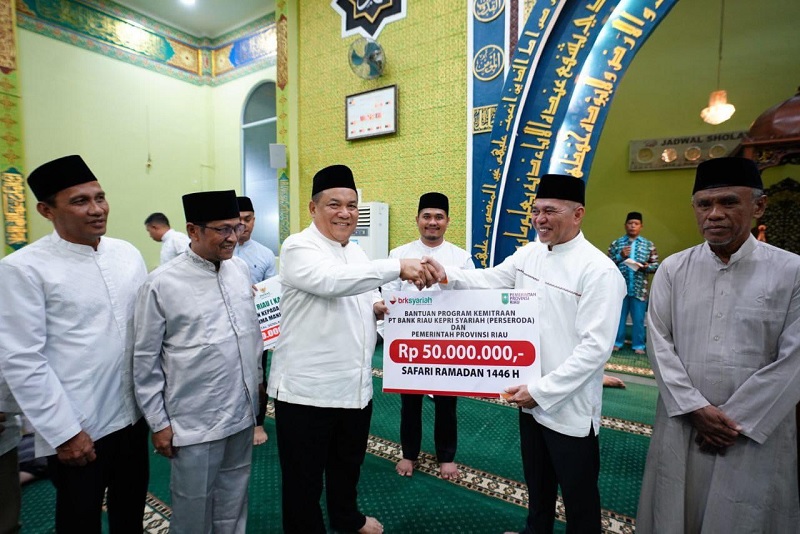 Wagubri SF Hariyanto menyerahkan bantuan kepada pengurus Masjid Nurul Ibadah Pekanbaru saat safari Ramadan, Rabu (5/3/2025) malam.