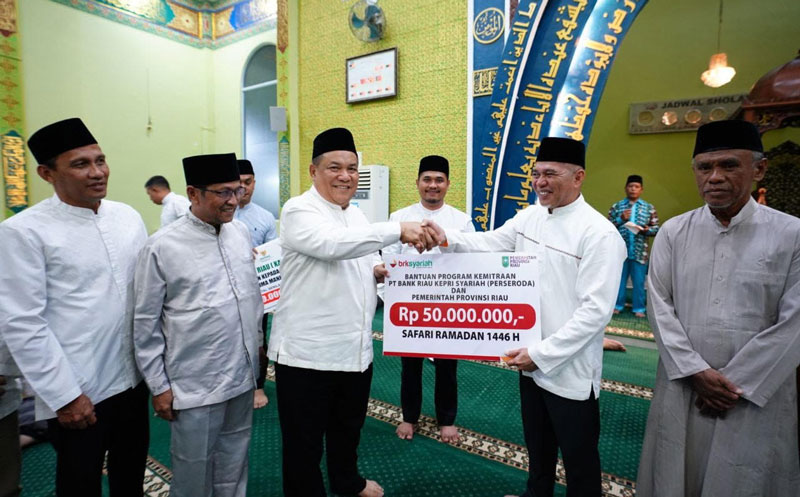 Wakil Gubernur Riau SF Hariyanto menyerahkan bantuan kepada pengurus masjid saat safari Ramadan di Masjid Nurul Ibadah, Jalan Indrapuri, Pekanbaru.